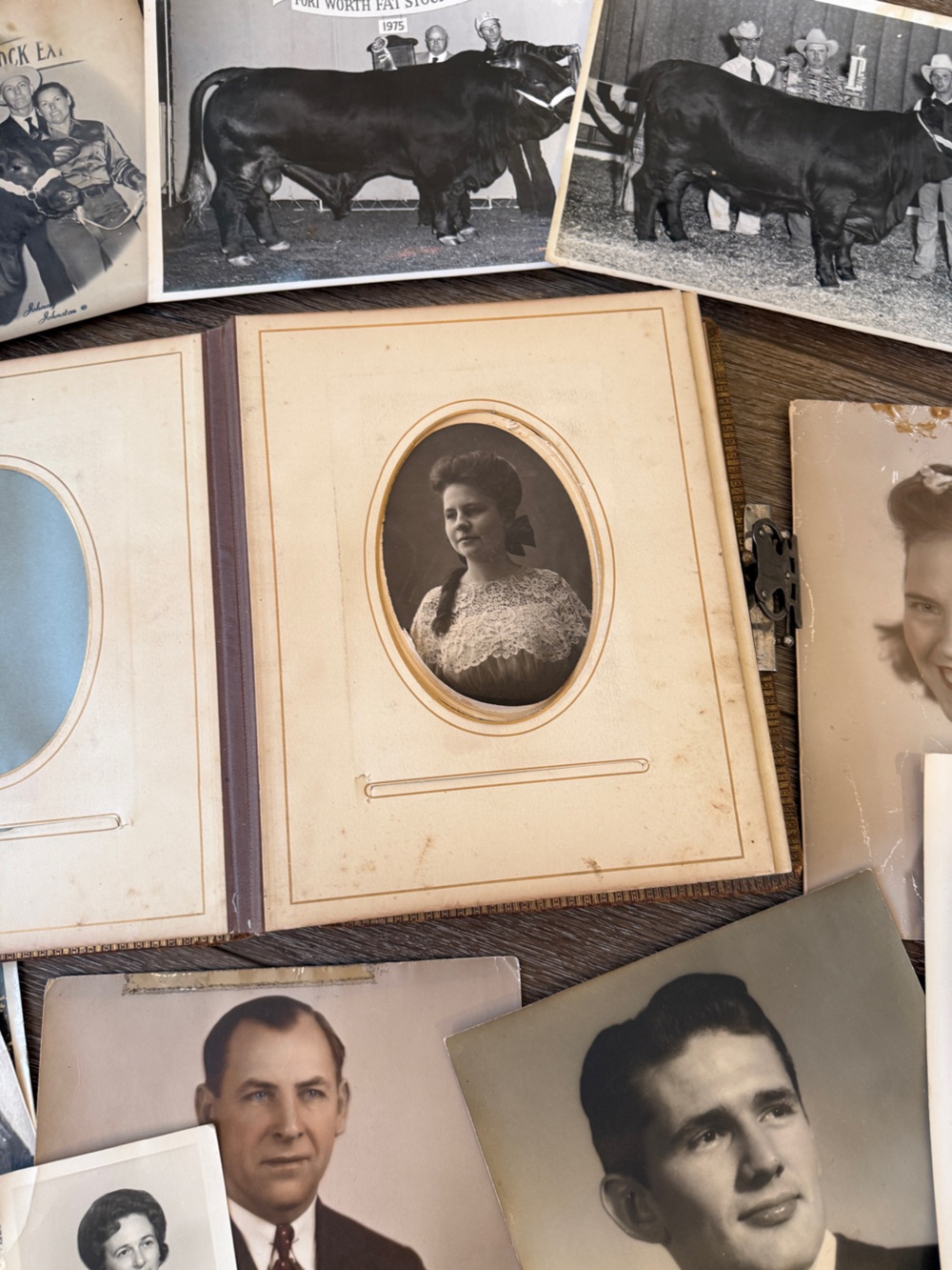 142-Year-Old Victorian Leather Photo Album with 15 Photos - Picture 4 of 17